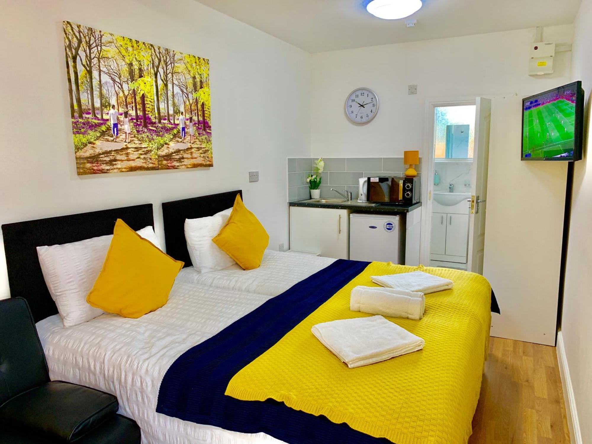 London Studio Apartments, Private Bathroom, Kitchenette, Parking, Np2 Exterior photo
